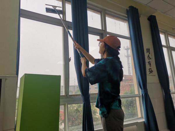 全體教師齊動手 打掃衛生迎開學 全體教師齊動手 打掃衛生迎開學