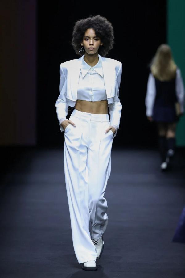 裴蓓的果敢女性衣櫥，被張家誠拍出來了