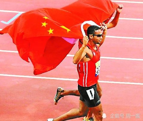 外籍選手奪冠為何披上中國國旗慶祝？網友直呼：太感動了