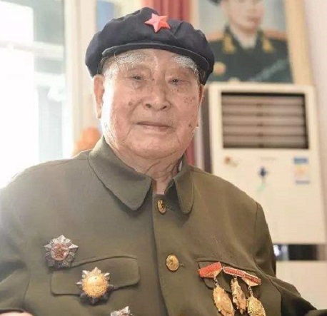 八路軍政委奄奄一息，日偽軍發現他沒死，輕聲說：我們馬上就走