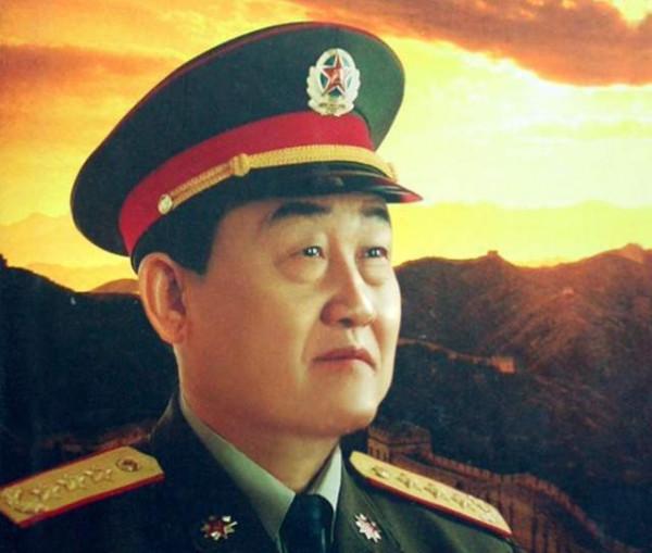 他曾任北京軍區司令，61歲上將，毛主席贊他標準的軍人，今年89歲