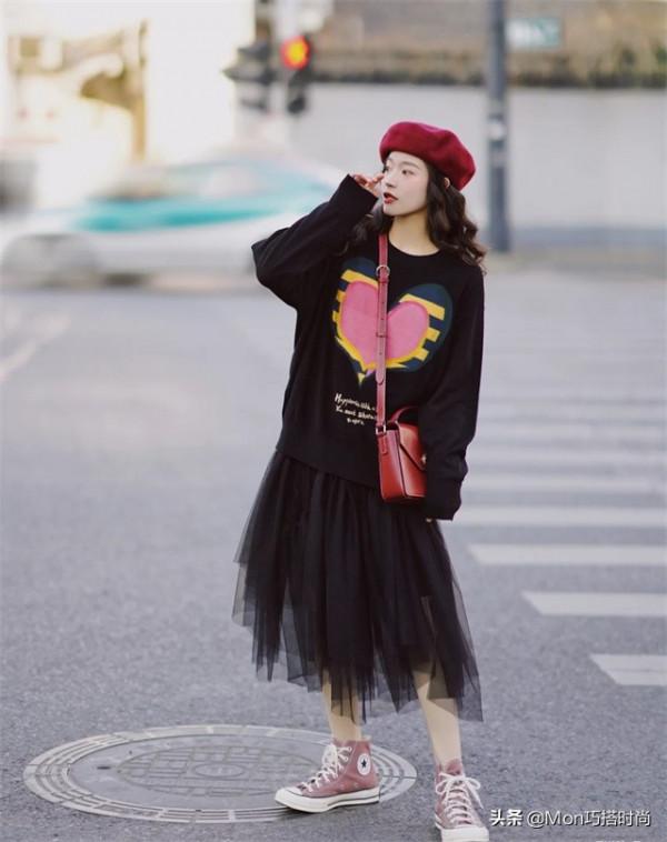 衛衣下面一定不要穿褲子，看看“衛衣+千褶裙”這樣搭配是有多美