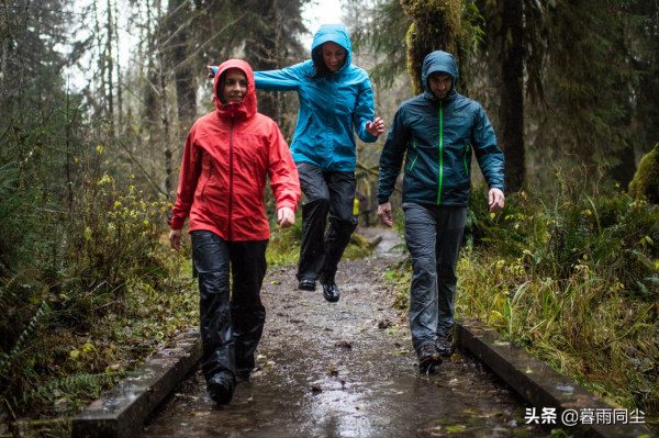 野外遭遇下雨怎麼辦？雨中徒步與露營的21條要點與提示要牢記