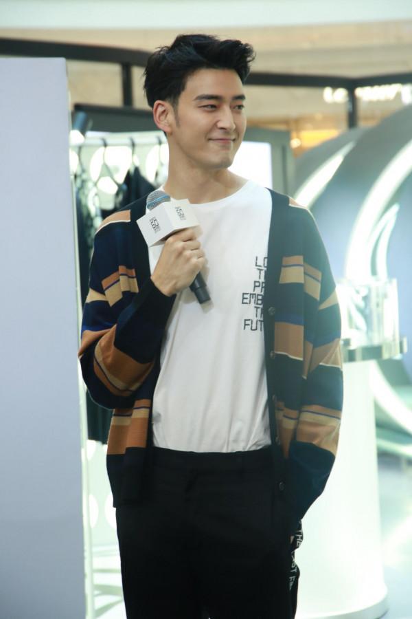 披荊斬棘的哥哥james李銖銜身穿白色T恤搭配條紋開衫摩登十足