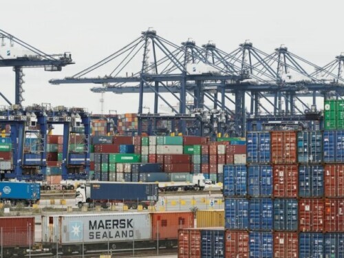 美國超市貨架空了貼照片代替,記者:缺吃缺喝還缺人…… 美國超市貨架空了貼照片代替,記者:缺吃缺喝還缺人……