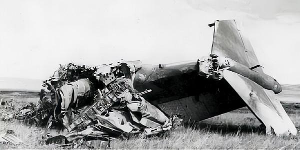 運鈔機墜毀，十萬銀圓從天而降，村民哄搶過後，結局怎麼樣？