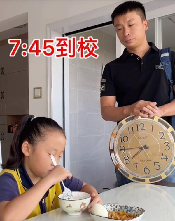 “逼瘋”父親漲粉百萬，央視點名表揚的三石父女，究竟有何魔力？