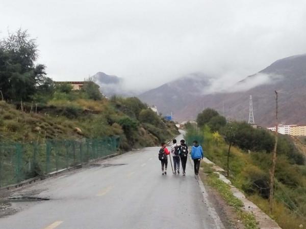 川藏騎行意義何在？13驢友雨中起爭執，結果太氣人