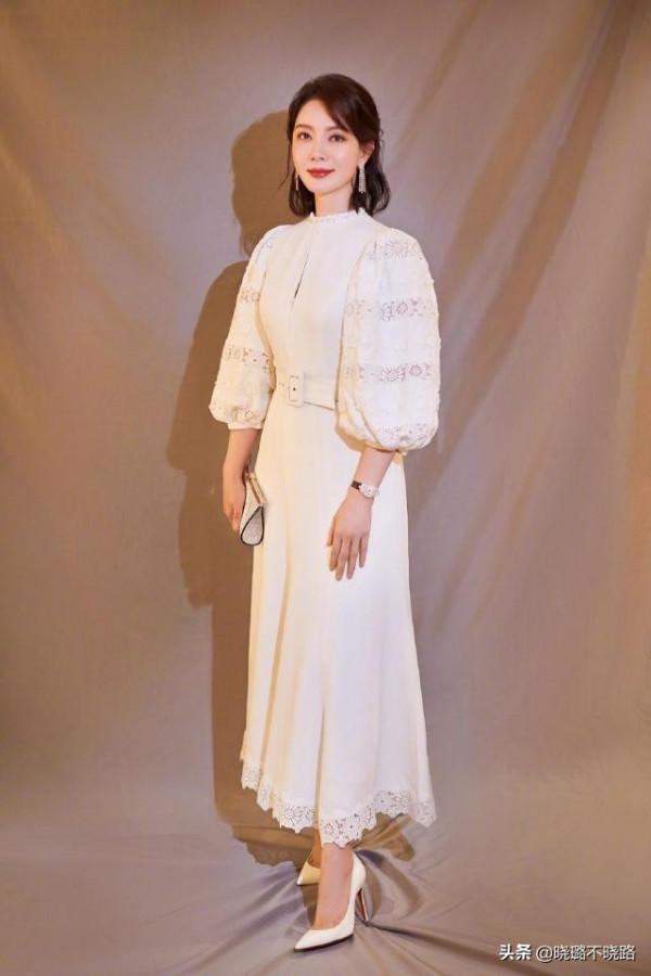 女人50歲以後，不管穿褲子還是裙子，少穿這2種鞋子，低階沒氣質