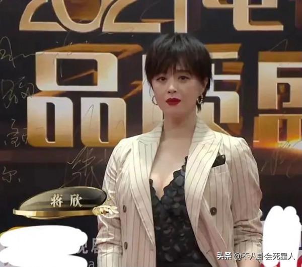 這些女星在紅毯像個笑話!身材一般,卻努力凹造型,自曝缺點 這些女星在紅毯像個笑話!身材一般,卻努力凹造型,自曝缺點