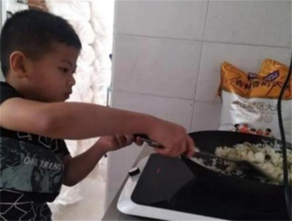 3年前父親意外癱瘓，4歲男孩獨自扛起家庭重擔，如今登上央視舞臺