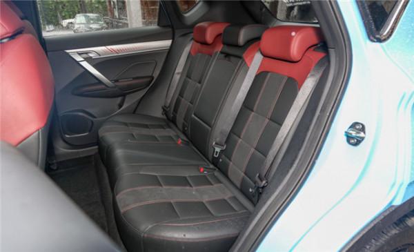 新款吉利繽越到店實拍，外觀更運動、內飾更精緻，不用老盯著合資