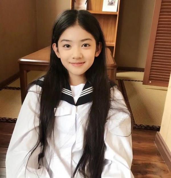 “小福朵”越來越美了，一顰一笑綻放優雅，被贊為05後小花