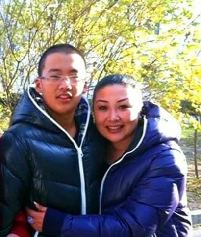 郭麒麟繼母罕見聚會，齊耳髮型彆著水鑽髮卡，45歲狀態減齡又顯瘦