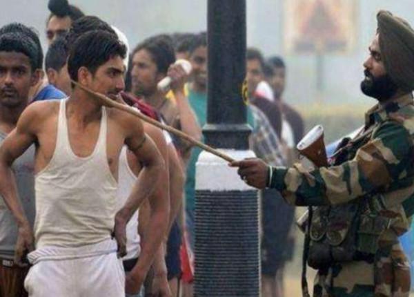 印度徵兵現場熙熙攘攘，為何印度人都上趕著當兵？當兵究竟有多好