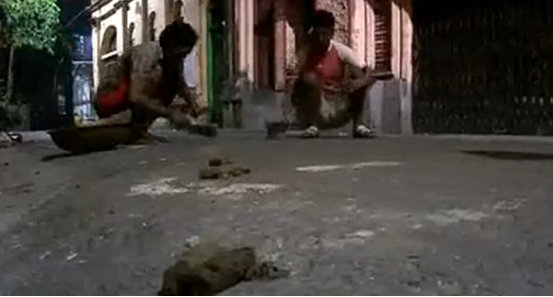 印度窮人的致富之路：用下水道的淤泥提煉黃金，一天能賺幾千元