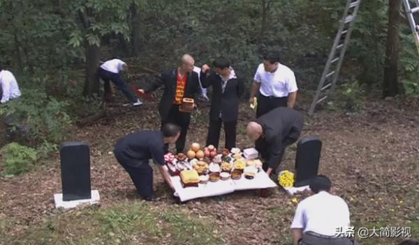 村民們為了拿到鑽石,竟給黑幫老大開膛破肚,誰黑誰白? 村民們為了拿到鑽石,竟給黑幫老大開膛破肚,誰黑誰白?