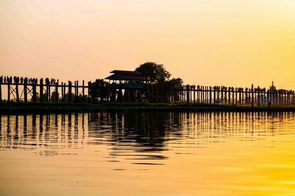 緬甸有座柚木做的橋，未使用一顆鐵釘，是世界十大最美日落地之一