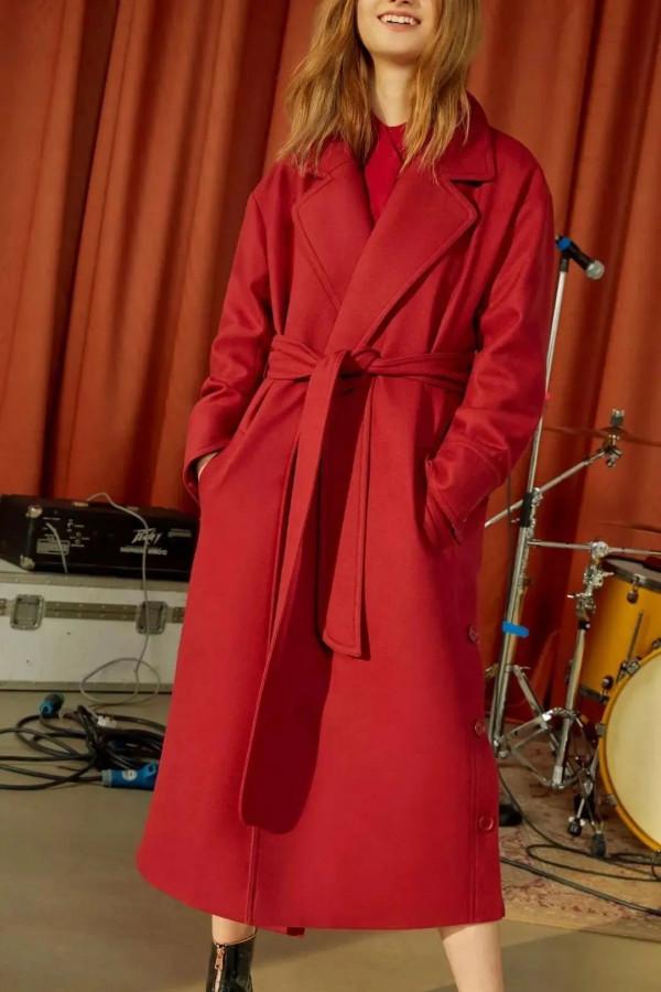 紅色大衣怎麼穿不顯豔俗，試試這些搭配方式，高階又明豔