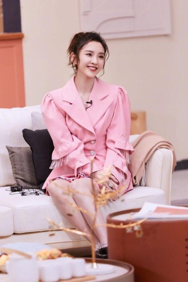 當媽後的唐藝昕依舊甜美，穿粉色西裝配短裙，&OpenCurlyDoubleQuote;筷子腿&rdquo;搶鏡