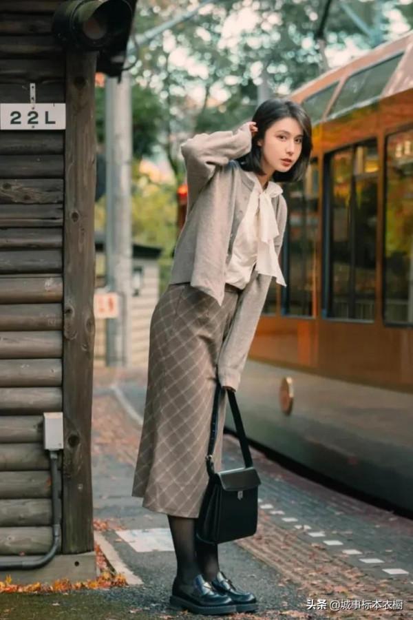 只是在紅葉的車站停留了幾分鐘，秋冬是真的很美