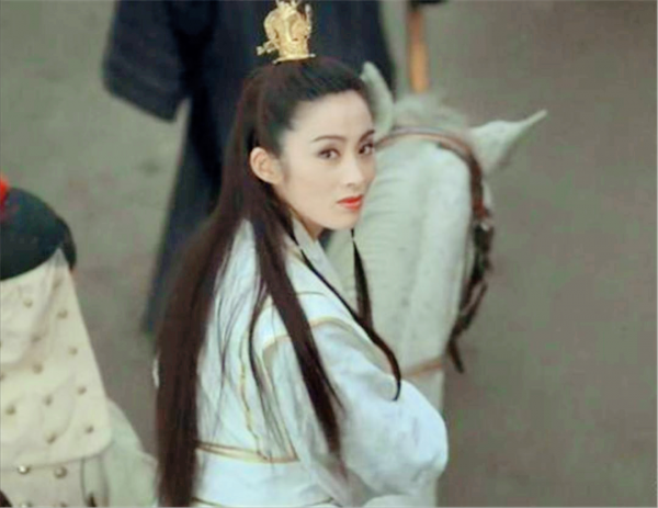 當80後美人遇到90後美人，真是一代不如一代，顏值差距一目瞭然