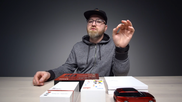 美國小夥斥巨資買中國老年手機，想證明質量不好，測試後連買10臺