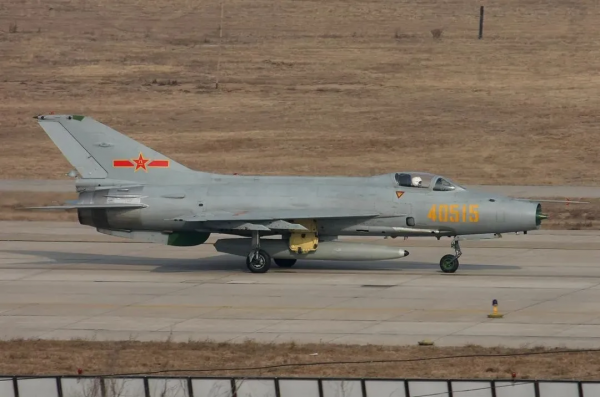 槓上了？臺灣F-16V剛入役，央視就官宣某旅全部換裝成殲-10C？