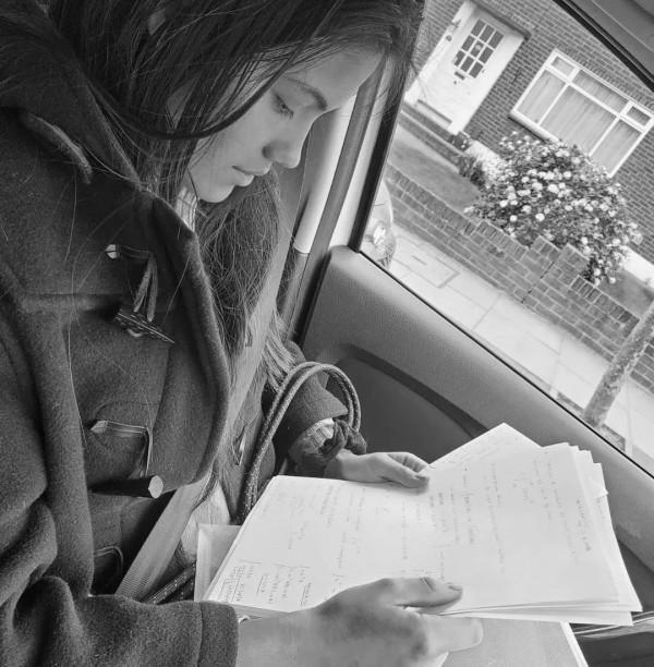 時尚圈和英王室寵愛的18歲華裔女孩，東北話說得好溜