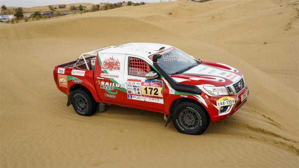 開日產皮卡玩沙漠,真是太開心了 開日產皮卡玩沙漠,真是太開心了