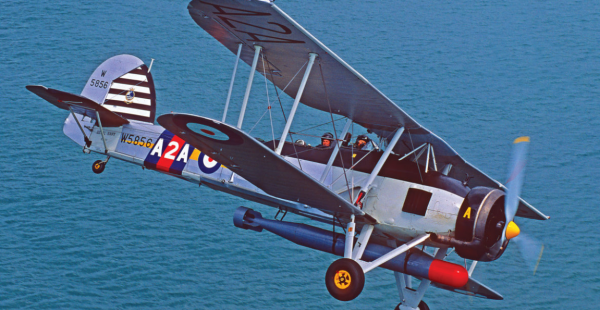 俾斯麥戰列艦終結者，劍魚魚雷攻擊機，雙翼機最後的輝煌