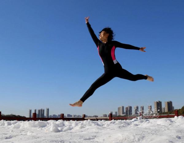 大雪後的冬泳人 大雪後的冬泳人