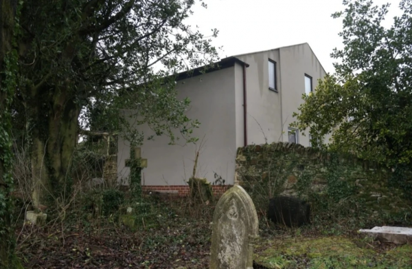 美國73歲老頭違規擴建自己房屋，拆除墓地破壞鄰居祖墳，引發眾怒