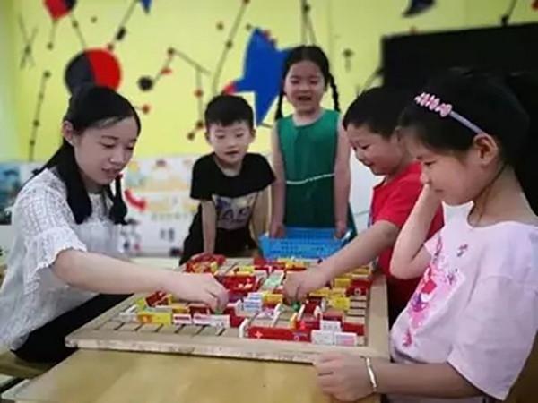 汶川地震時，一張西安“老師救娃”照感動眾人，他們相約5年一見