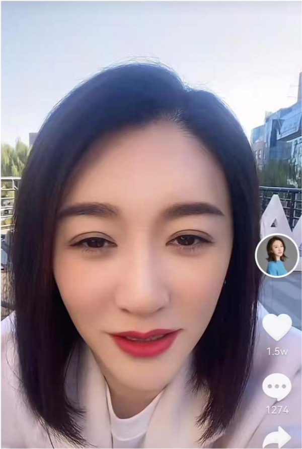 45歲李小冉罕見曬自拍！面板白到發光惹人羨，穿大衣幹練又霸氣