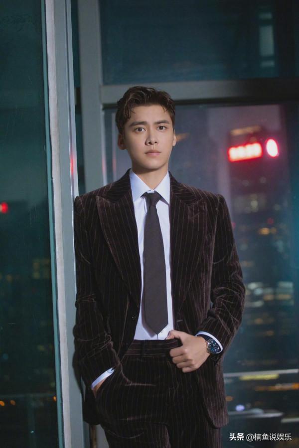 李易峰每一次出場都很驚豔!穿著絲絨西裝好紳士,貴公子氣質好帥 李易峰每一次出場都很驚豔!穿著絲絨西裝好紳士,貴公子氣質好帥