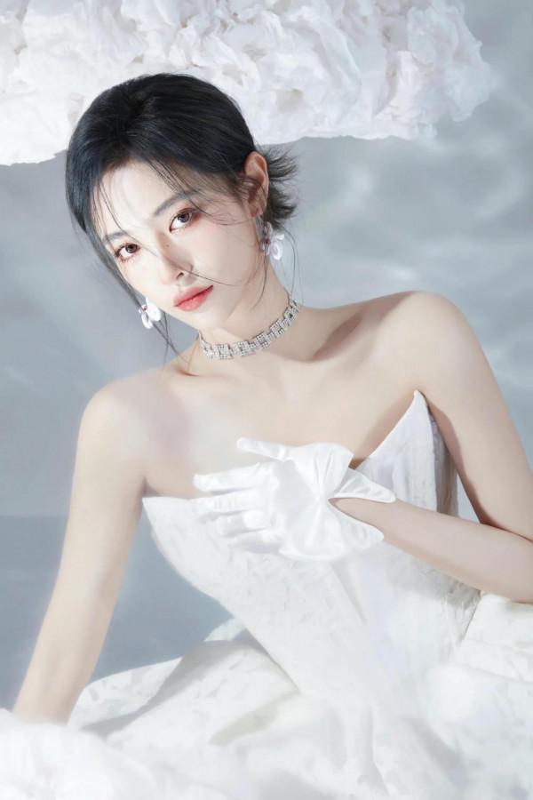 許佳琪的黑與白大片來襲，這眼神太吸引人了吧