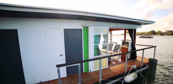 男子花百萬將家搬到水面上 12㎡漂浮小屋每月管理費至少三千