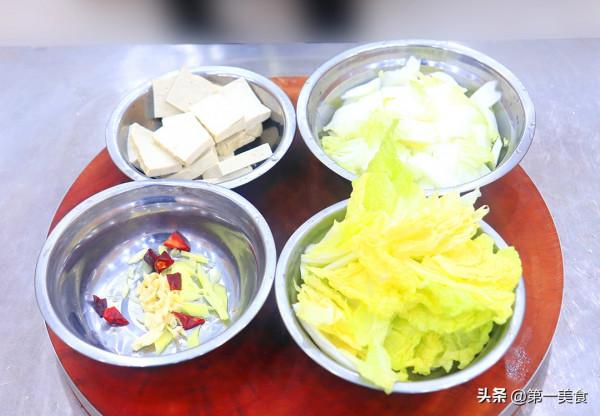 白菜豆腐直接下鍋是大錯，多加這一步，豆腐金黃不粘鍋，外酥裡嫩