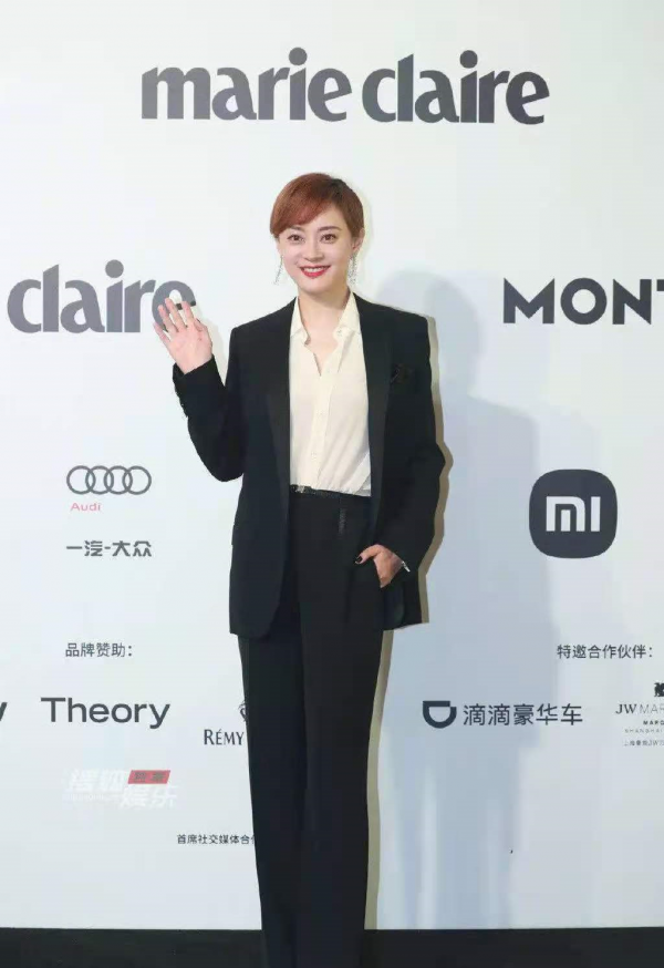 孫儷這回風格大變,穿熒光綠抹胸裙高調亮相,就她能穿出國際範 孫儷這回風格大變,穿熒光綠抹胸裙高調亮相,就她能穿出國際範