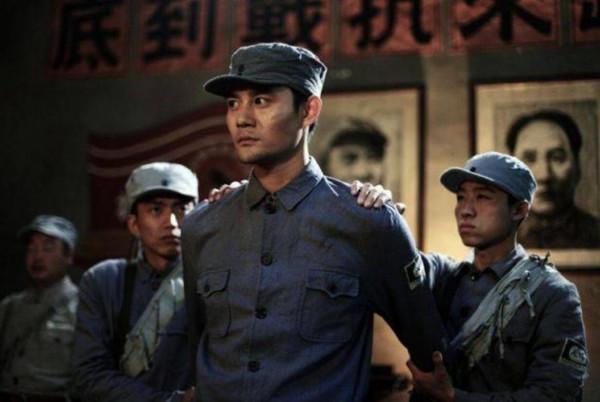 26歲紅軍旅長黃克功槍殺16歲女友，毛主席，打兩槍還能是走火嗎？