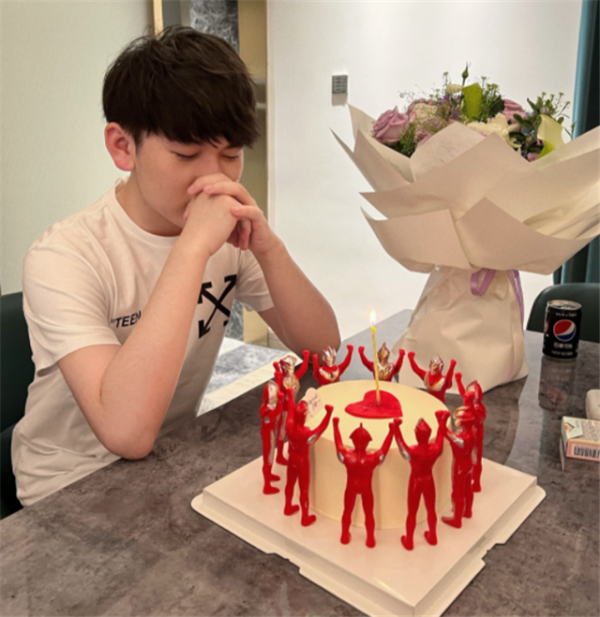 女友為阿水辦別緻慶生宴,十個“奧特曼”圍成一圈,選手認真許願 女友為阿水辦別緻慶生宴,十個“奧特曼”圍成一圈,選手認真許願