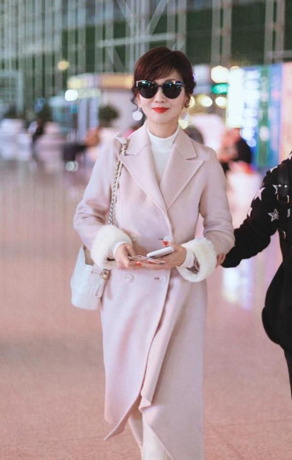 趙雅芝是個狠人！68歲還敢穿小姑娘衣服，為了&OpenCurlyDoubleQuote;少女感&rdquo;挺拼的