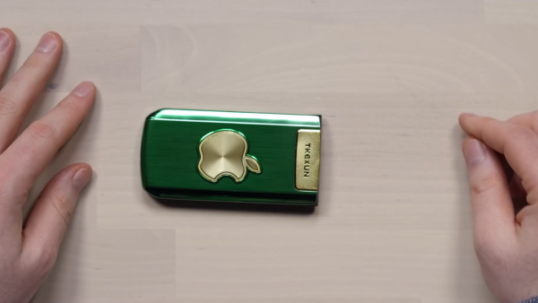 美國小夥斥巨資買中國老年手機，想證明質量不好，測試後連買10臺