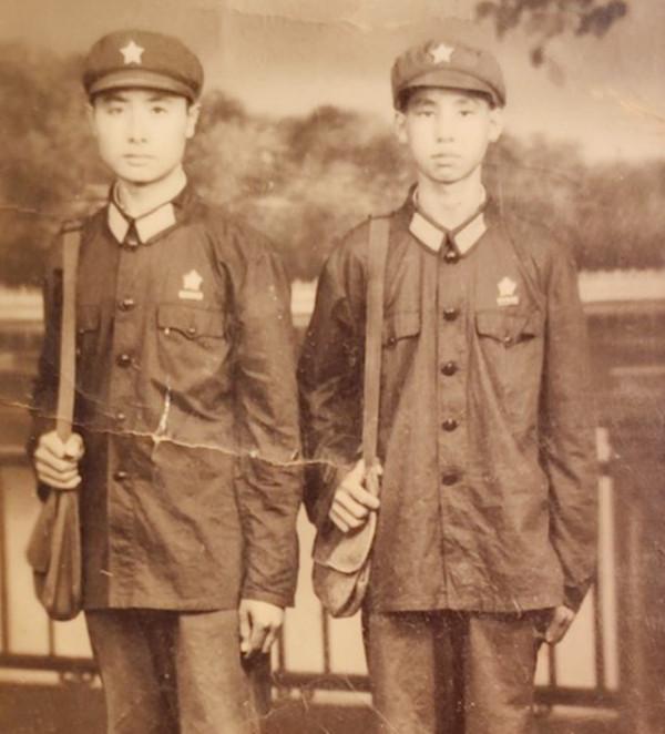 19歲鐵道兵意外犧牲，48年無人祭拜，近半世紀後82歲哥哥為其掃墓