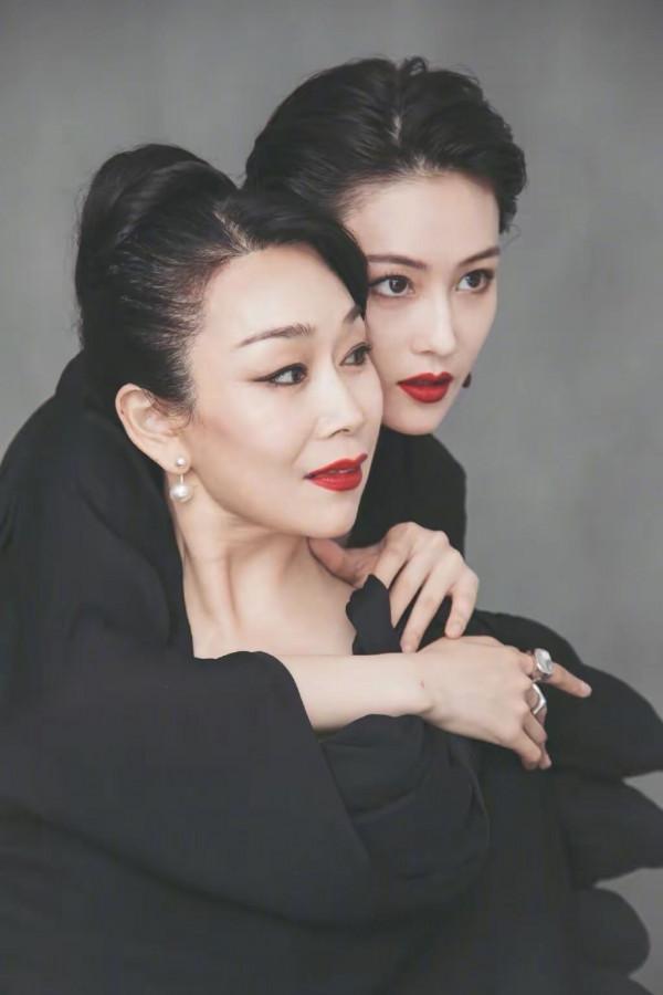 張馨予母女合體拍大片，媽媽穿綠色風衣扎高馬尾，腰和女兒一樣細