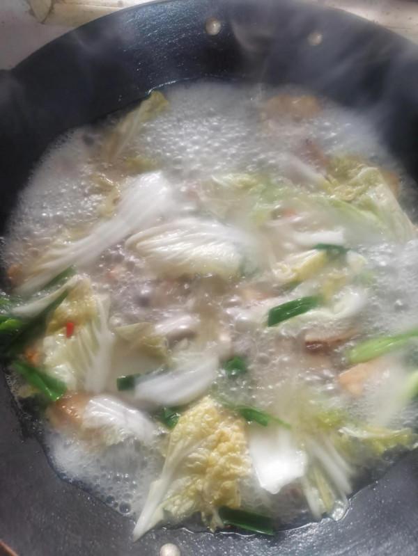 教大家煎豆腐豬肉燉粉條攪爛白菜，食材簡單既入味又美觀
