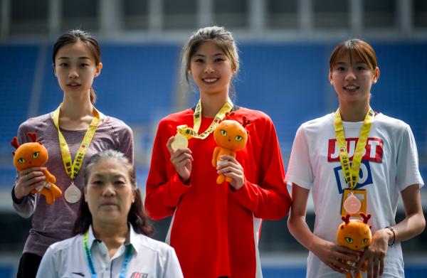 高顏值+大長腿！00後全運冠軍走紅 網友：比明星更美更陽光