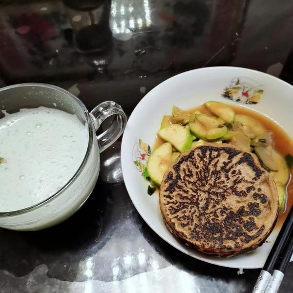 減肥可以吃的雞蛋漢堡，炸醬麵