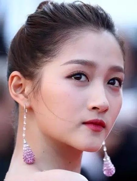 不整容、不遮醜，這些有瑕疵的女明星，個個把瑕疵變特點